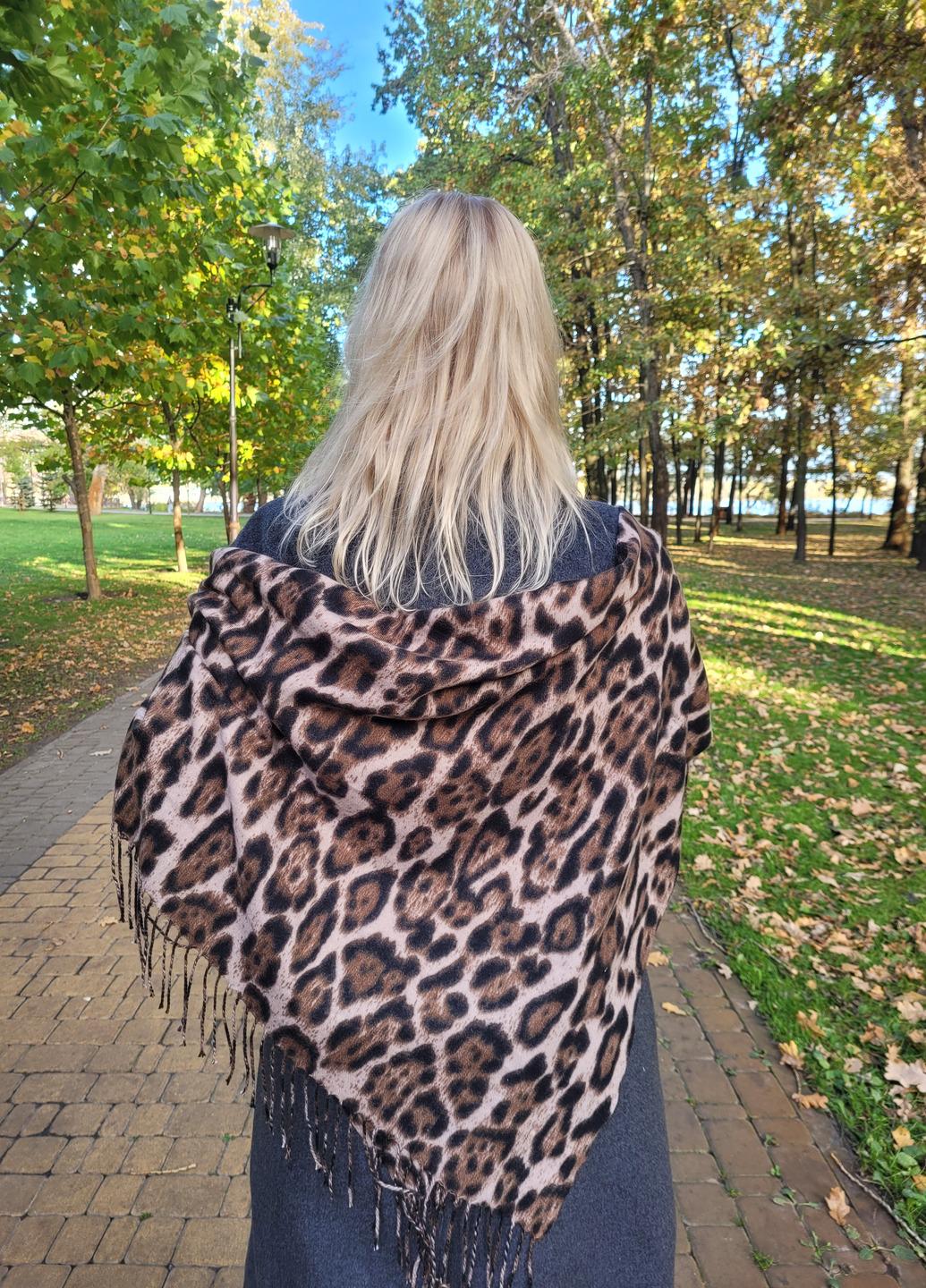 Платок женский теплый кашемировый с леопардовым принтом 100х100 см Светло-коричневый (02220)