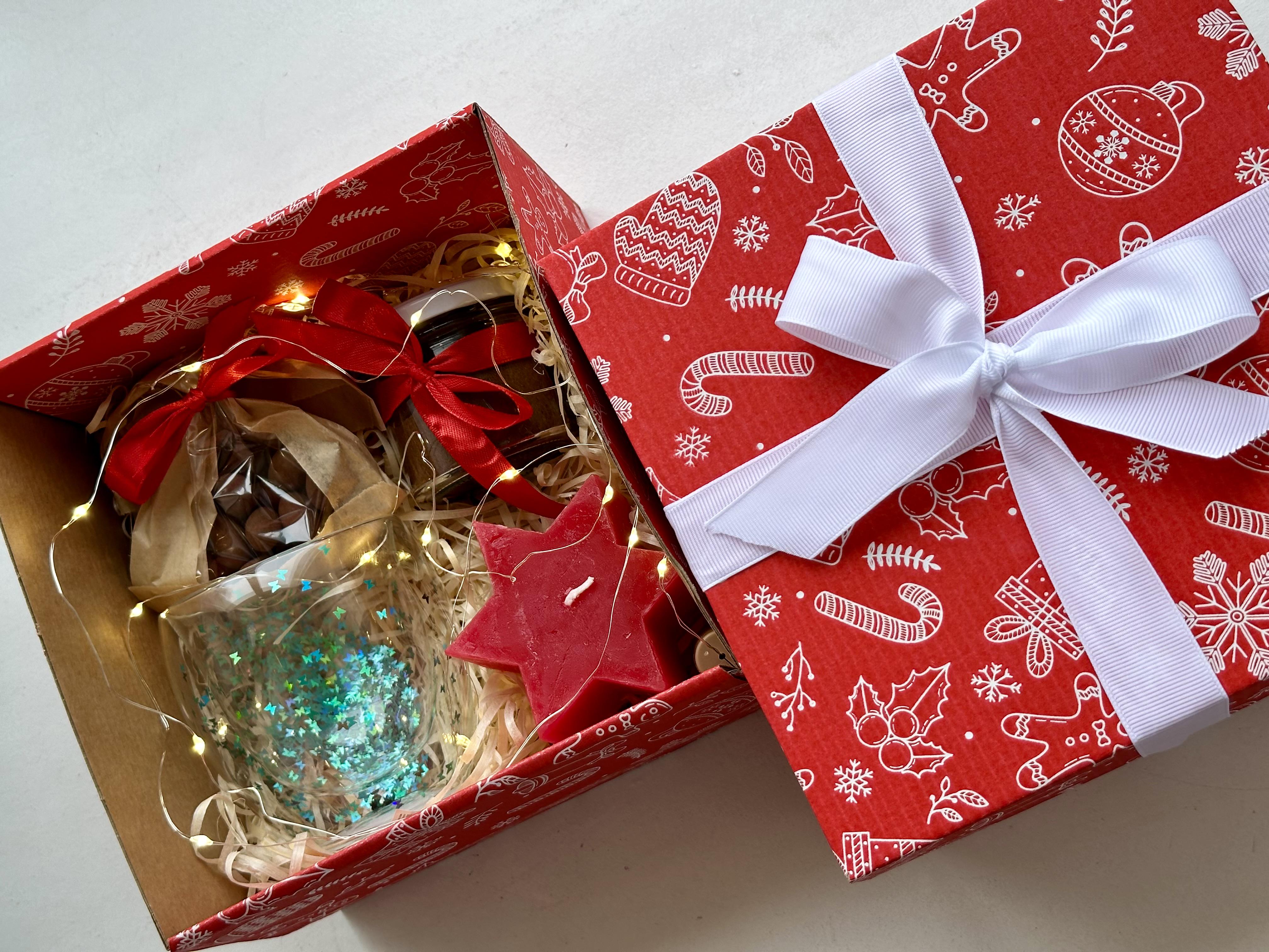 Набір новорічний з ароматною кавою та смаколиками (13530733)