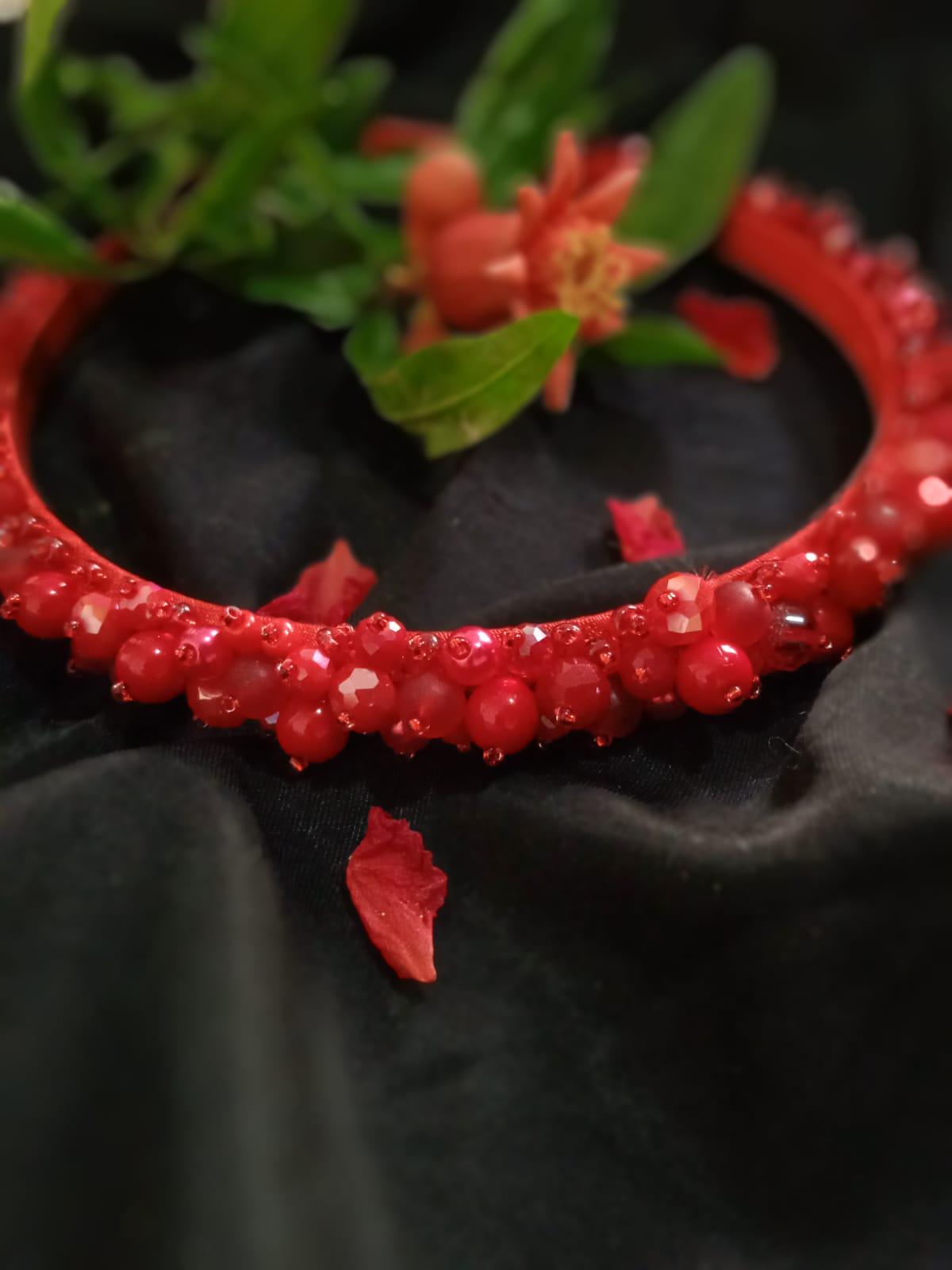 Обруч на волосся ручної роботи з намистин та кришталю Червоний - фото 3 Обруч на волосся ручної роботи з намистин та кришталю Червоний - фото 3