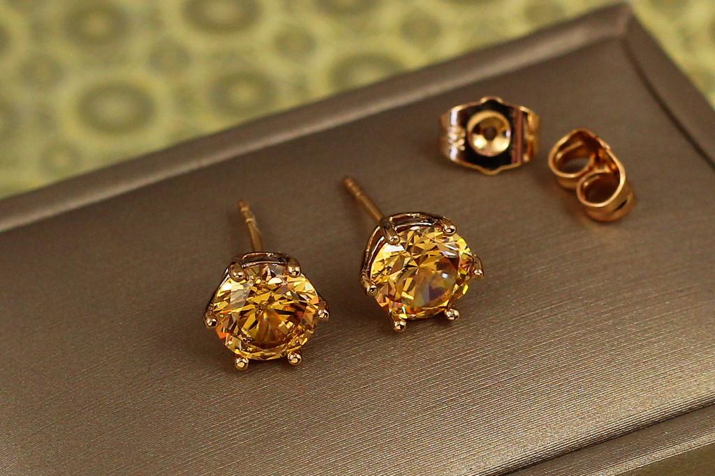 Серьги гвоздики Xuping Jewelry с камнем шампанское шесть креплений 8 мм Золотистый (2266710013)