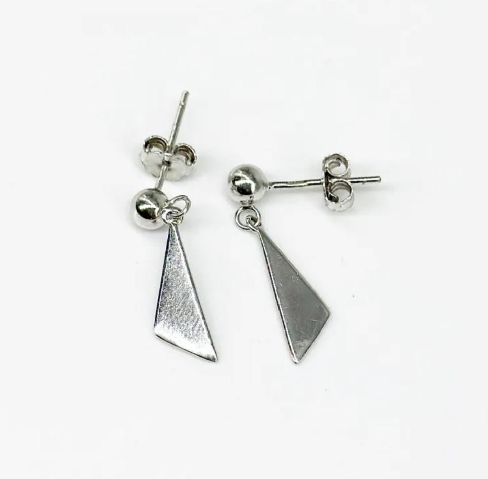 Серьги серебряные гвоздики на фиксаторах с подвеской без камней родированное 925 пробы (с2/1120)