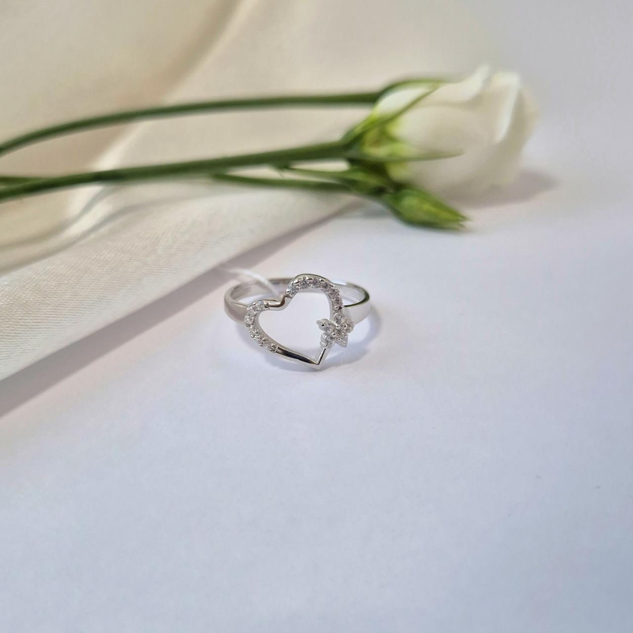 Кольцо сердце с белыми камнями серебро 925 пробы родированное 1,59 г р. 18 (735р)