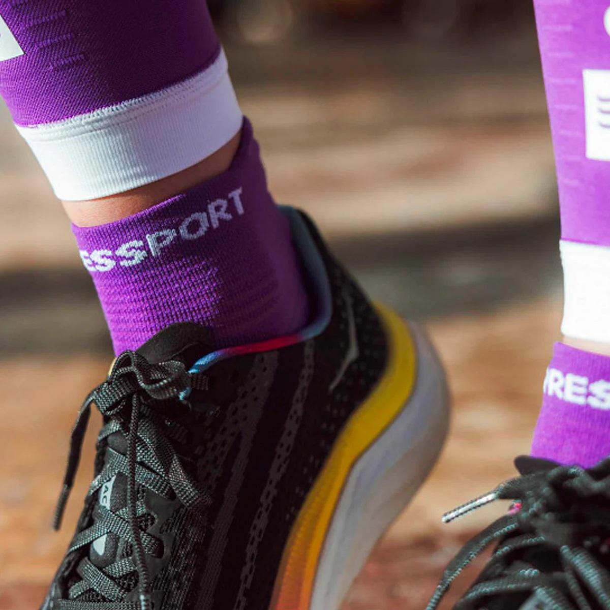 Носки Compressport Pro Racing Socks V4.0 Run Low T4 Lilac/White (19100269) - фото 3