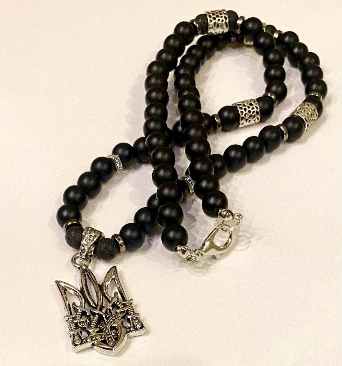 Колье оберег LITAURS из натурального камня матовый шунгит дополнено кулоном герб Украины и металлическими вставками (250410)