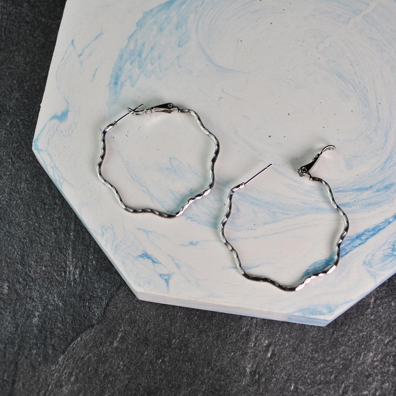 Сережки кольца с узором медицинская сталь родий (x135-1) - фото 4