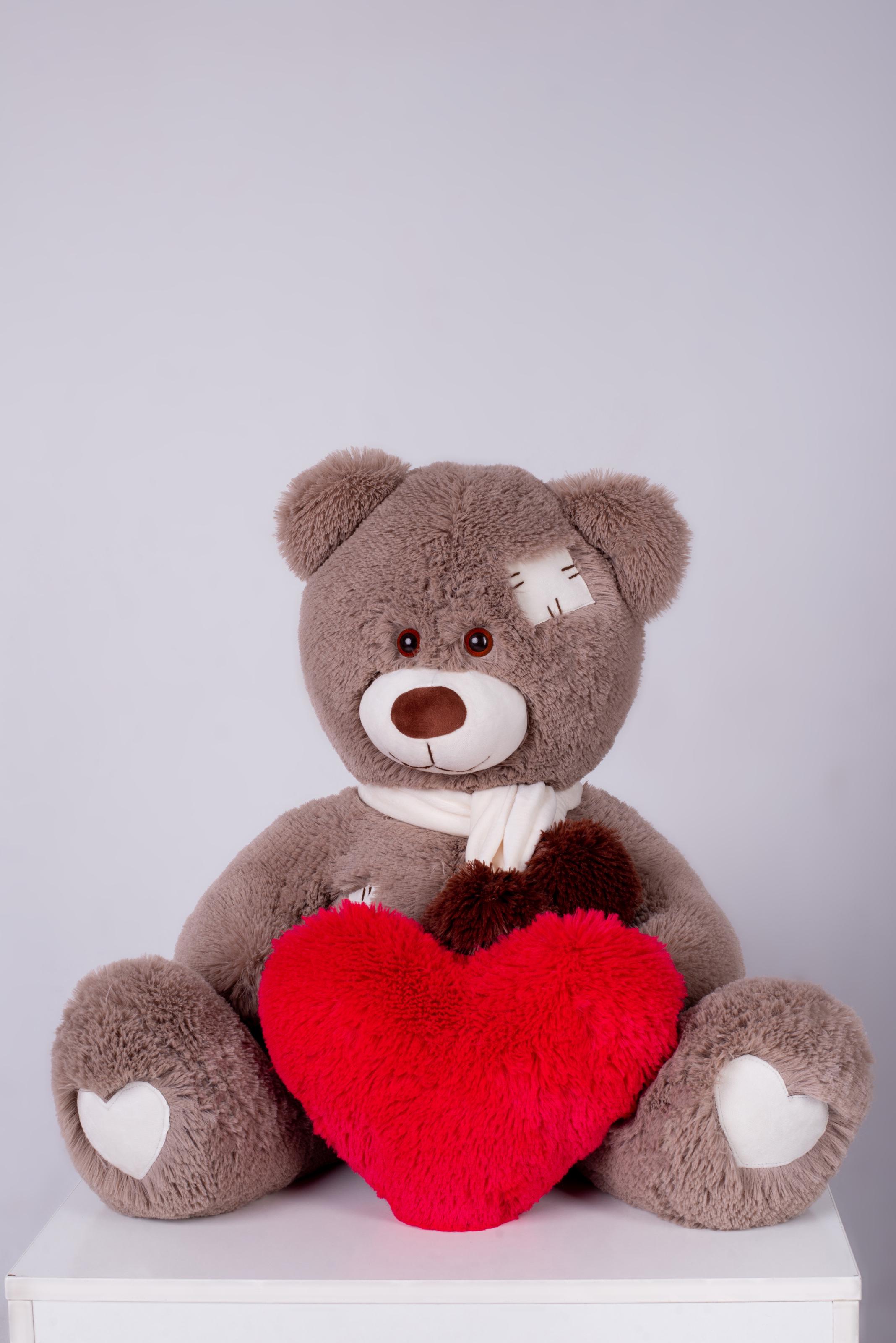 Мишка с латками плюшевый с сердцем Yarokuz Уолтер 80 см Капучино