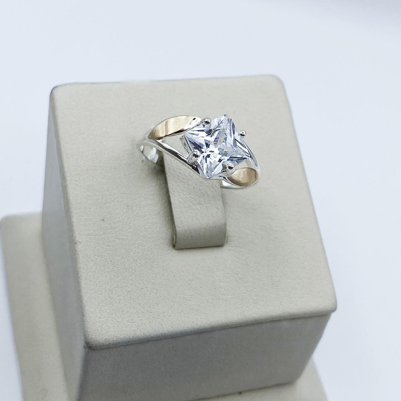 Кольцо серебряное с кубическим цирконием и золотыми пластинами р. 17 2,48 г (2030055118)