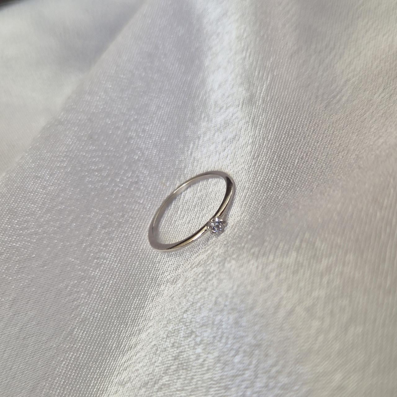 Кольцо с белым камнем серебро 925 пробы родированное 0,70 г р. 16 (4055р)