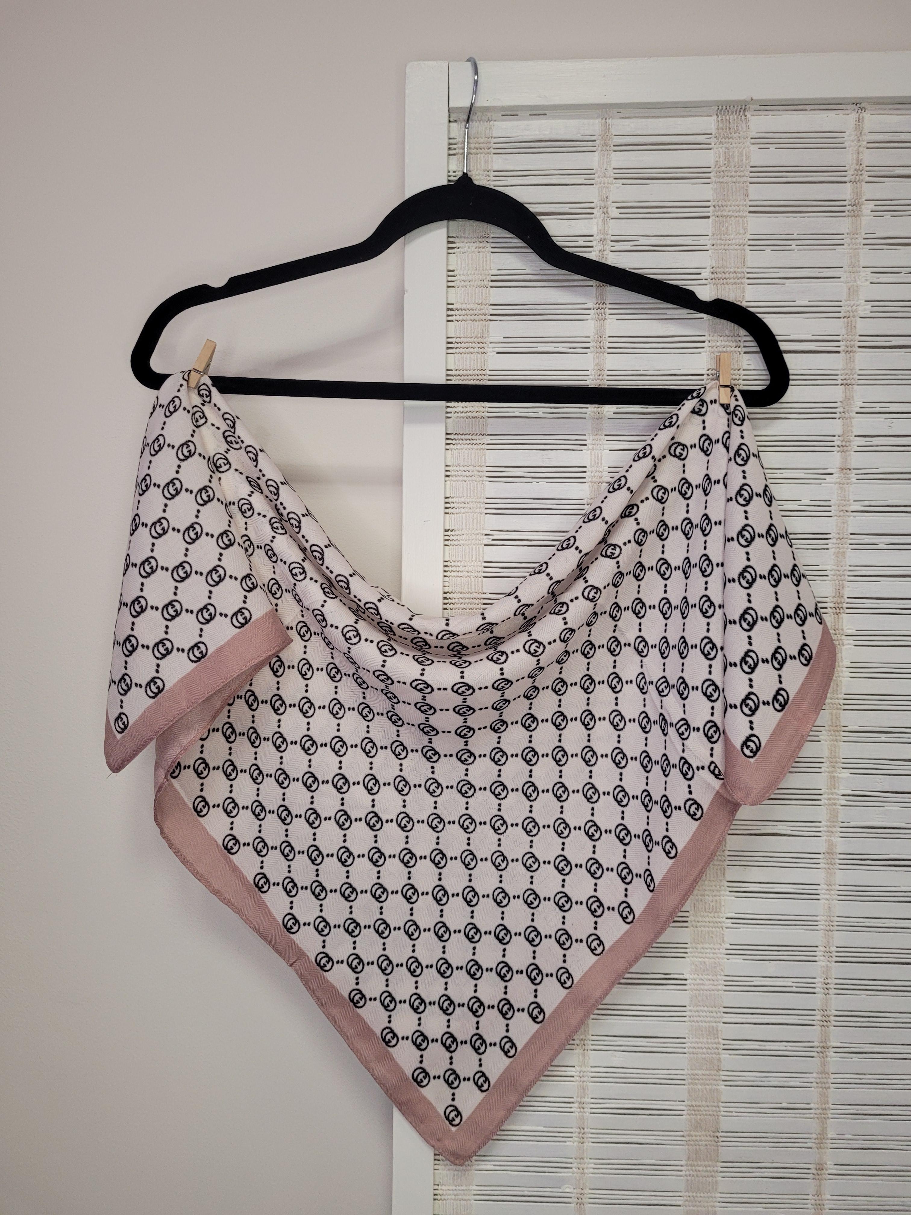 Хустка жіноча шийна з віскози Відомий принт 70х70 см Пудрово-рожевий (009962)