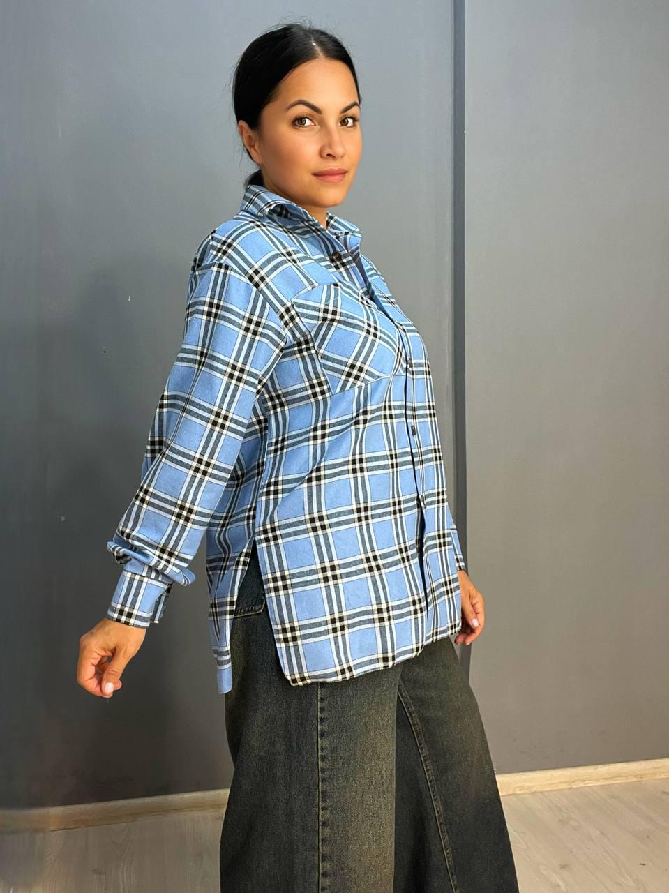 Сорочка жіноча Ariadna 8052 картата оверсайз розрізи по боках OS блакитний (2611) - фото 3 Сорочка жіноча Ariadna 8052 картата оверсайз розрізи по боках OS блакитний (2611) - фото 3