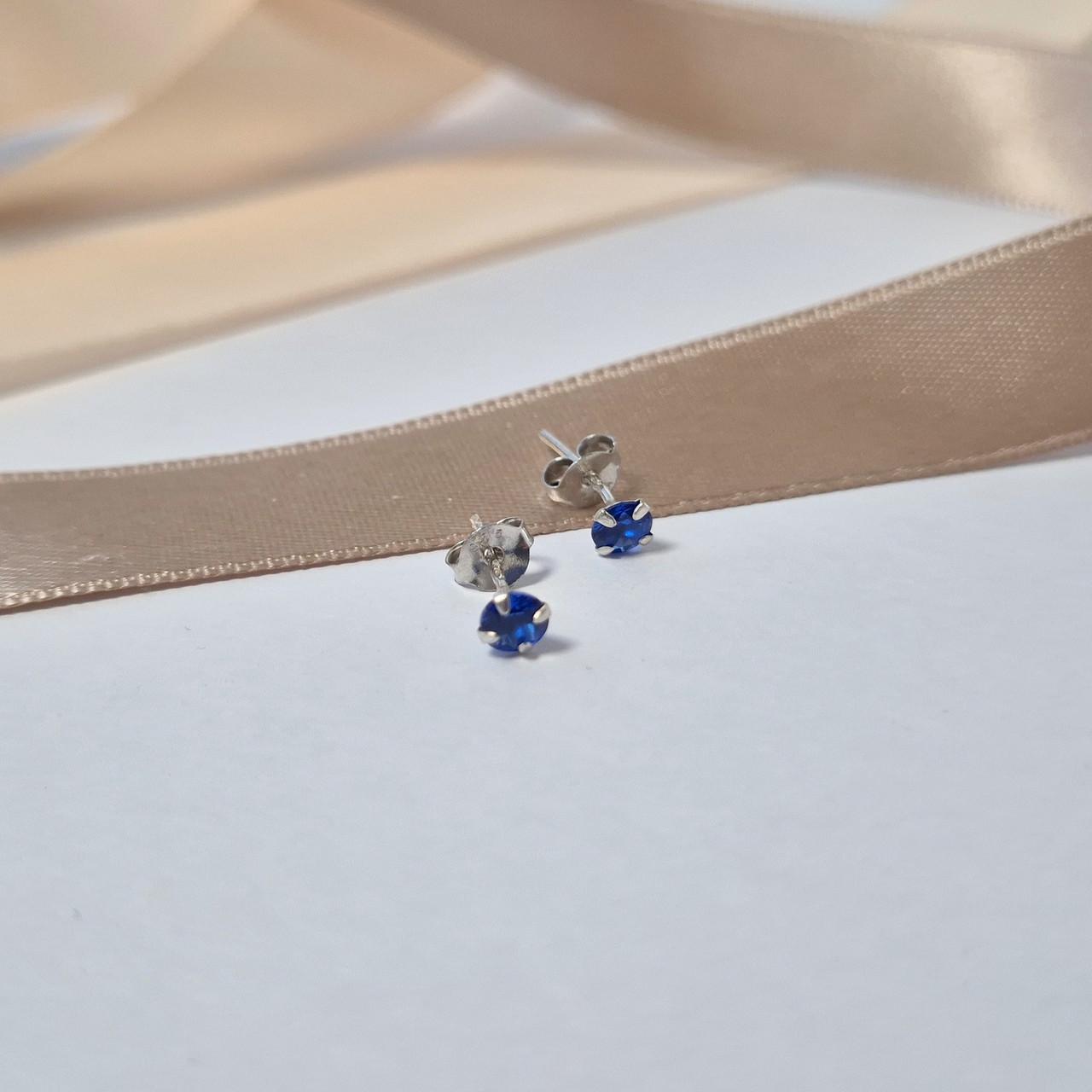 Серьги гвоздики пусеты на фиксаторах с синим камнем 4 мм серебро 925 пробы родированное 0,40 г (с2фс/603)