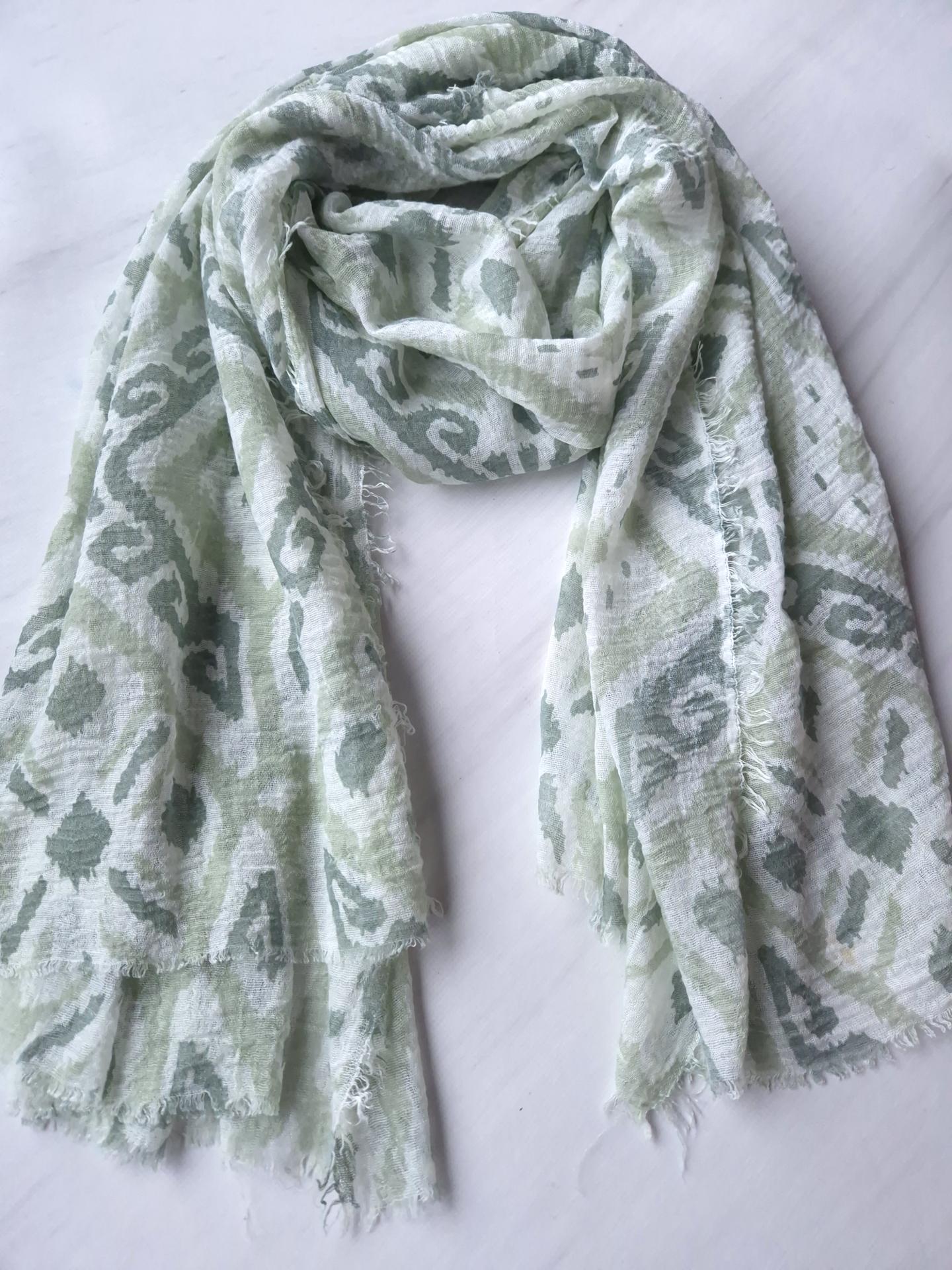 Шарф-палантин жіночий в геометричний принт весна-осінь 184х96 см Зелений (15084) - фото 4 Шарф-палантин жіночий в геометричний принт весна-осінь 184х96 см Зелений (15084) - фото 4