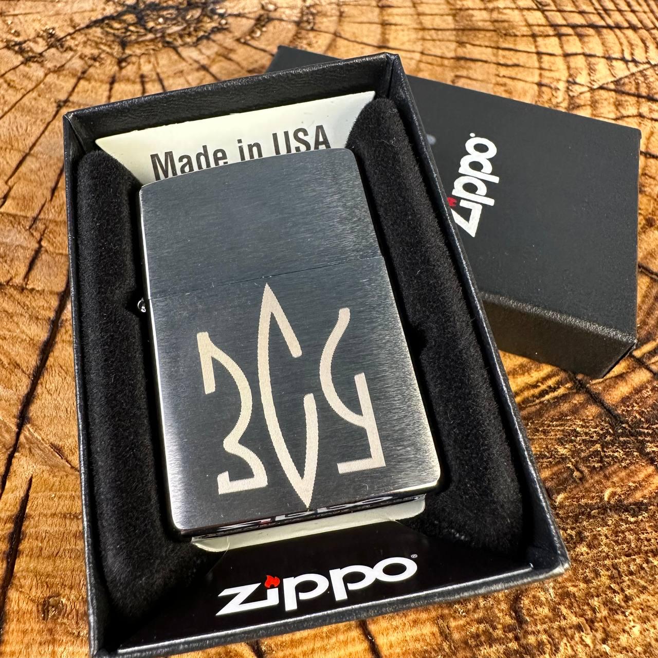 Запальничка бензинова ZIPPO 200 REG BRUSH FIN CHROME з гравіюванням ЗСУ - фото 4 Запальничка бензинова ZIPPO 200 REG BRUSH FIN CHROME з гравіюванням ЗСУ - фото 4