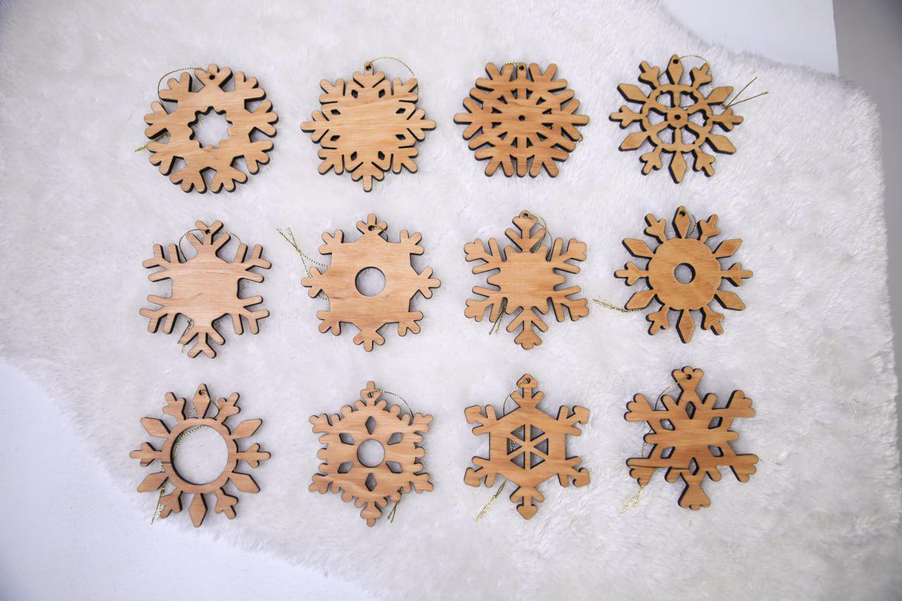 Сніжинки для ялинки підвісні 12 шт. з фанери d 10x0,5 см (WD-197.5)