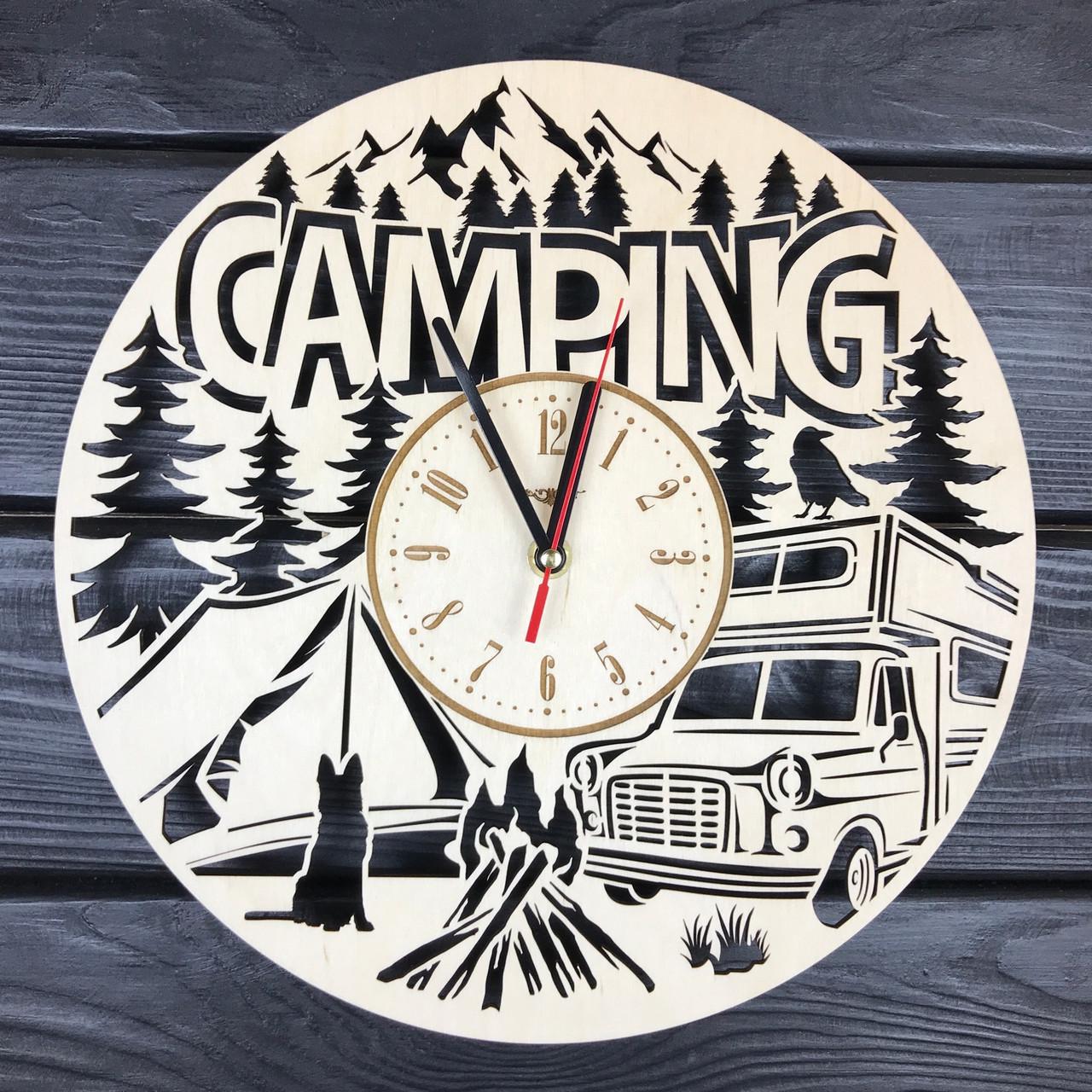Часы дизайнерские настенные деревянные Кемпинг