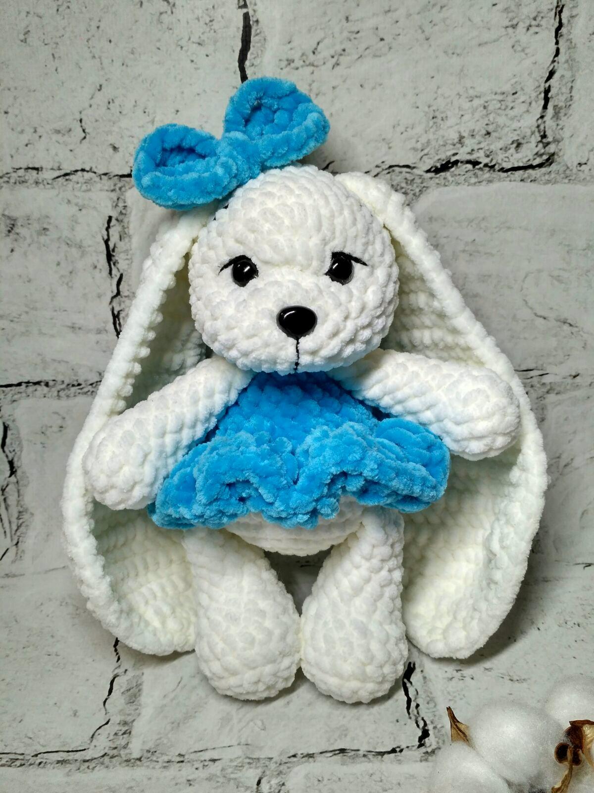 М'яка в'язана іграшка ручної роботи Зайчик в сукні 23 см Кремовий з блакитним (202-68-66)