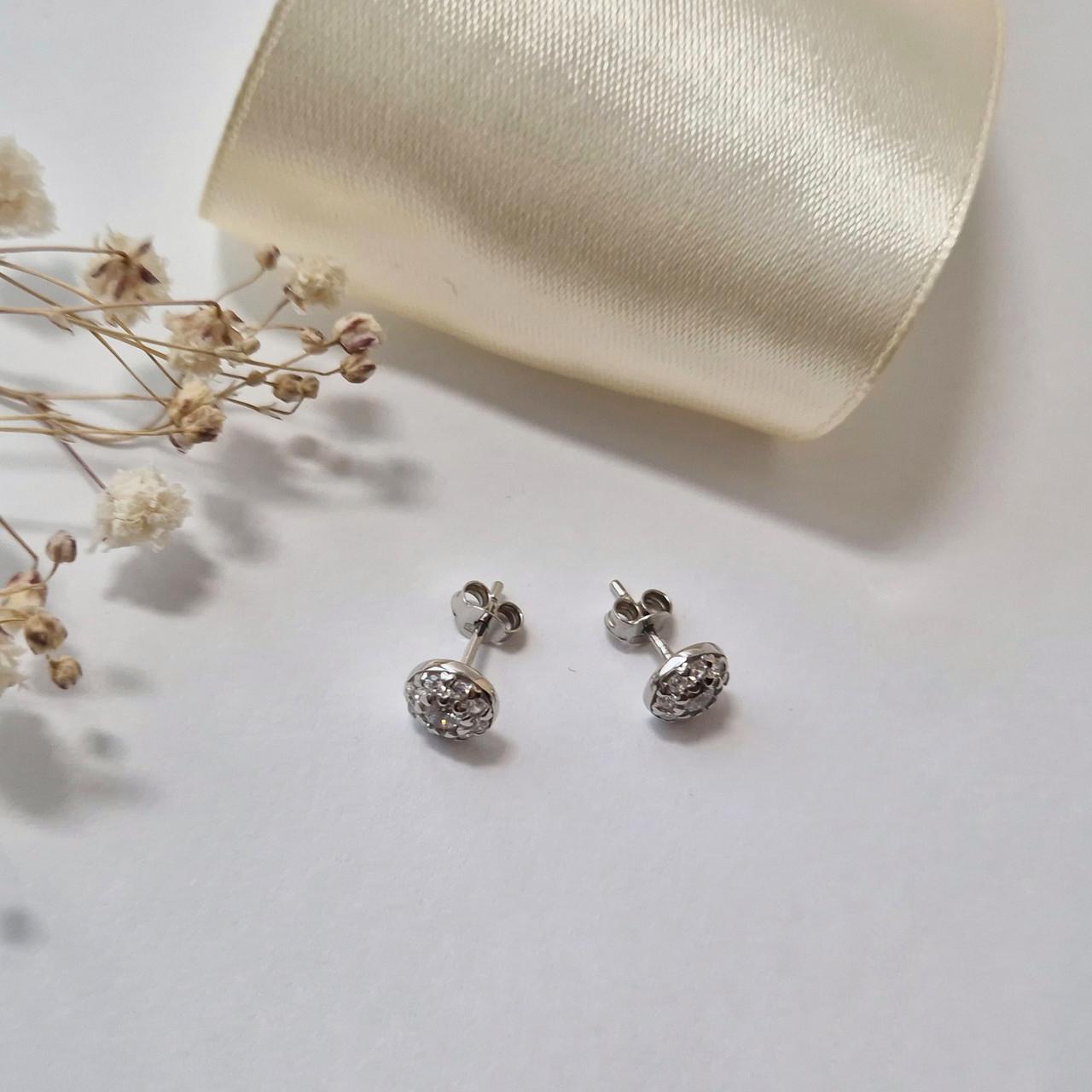 Гвоздики на фиксаторах круг в белых камнях серебро 925 пробы родированное 1,32 г (1617пус)