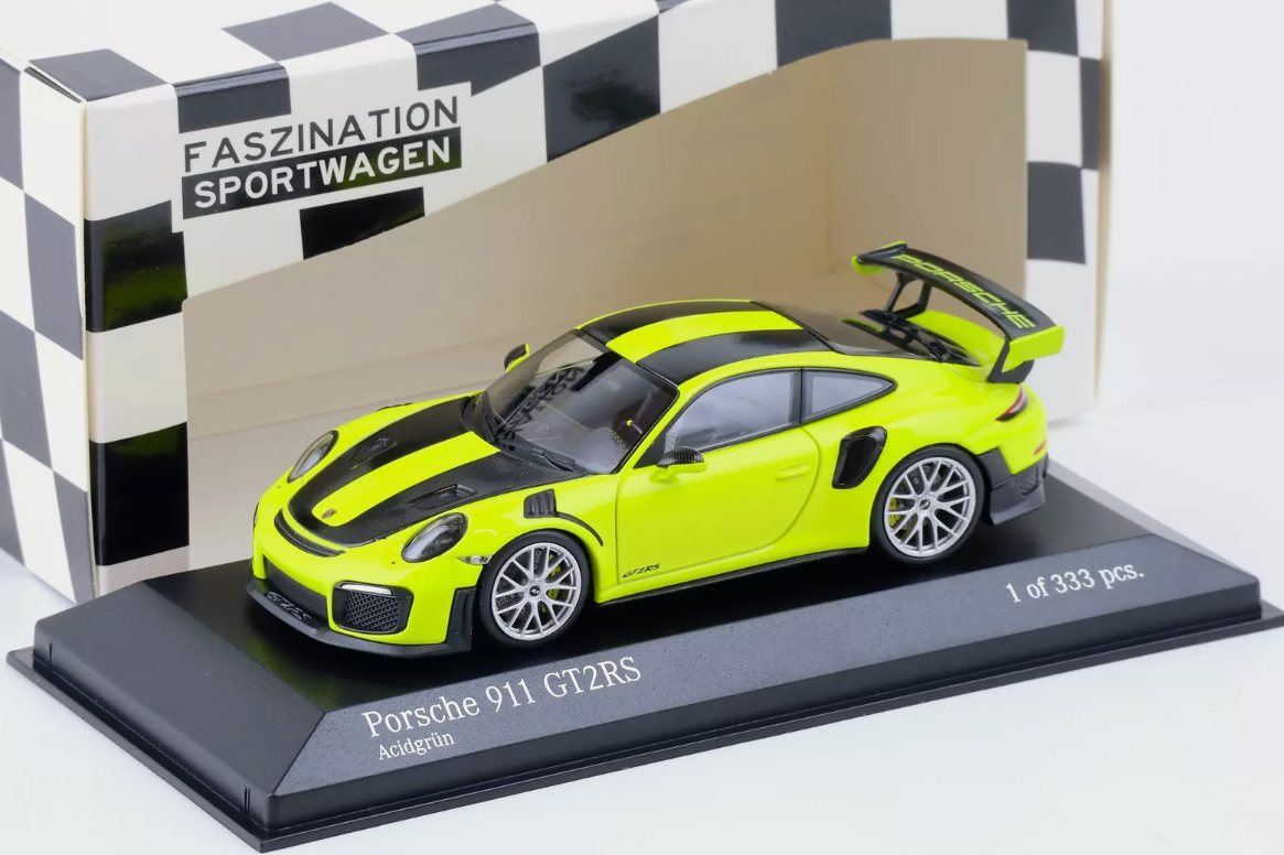 Масштабная модель автомобиля Minichamps Porsche 911/991.2 GT2 RS Weissach Package 1:43 Light Green/Silver Rims (413067281)