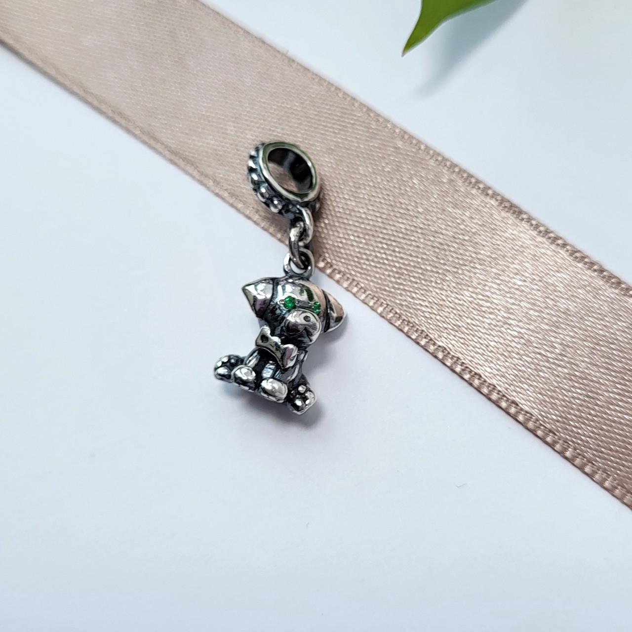 Шарм с подвеской с зелеными глазками черненое серебро 925 пробы 3,20 г (918г)