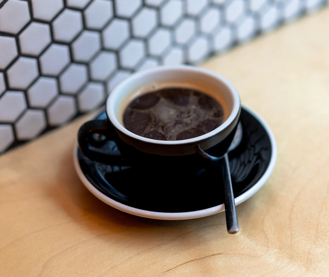 Чашка для капучино Loveramics Egg 300 мл Black (C088-03BBK) - фото 3 Чашка для капучино Loveramics Egg 300 мл Black (C088-03BBK) - фото 3