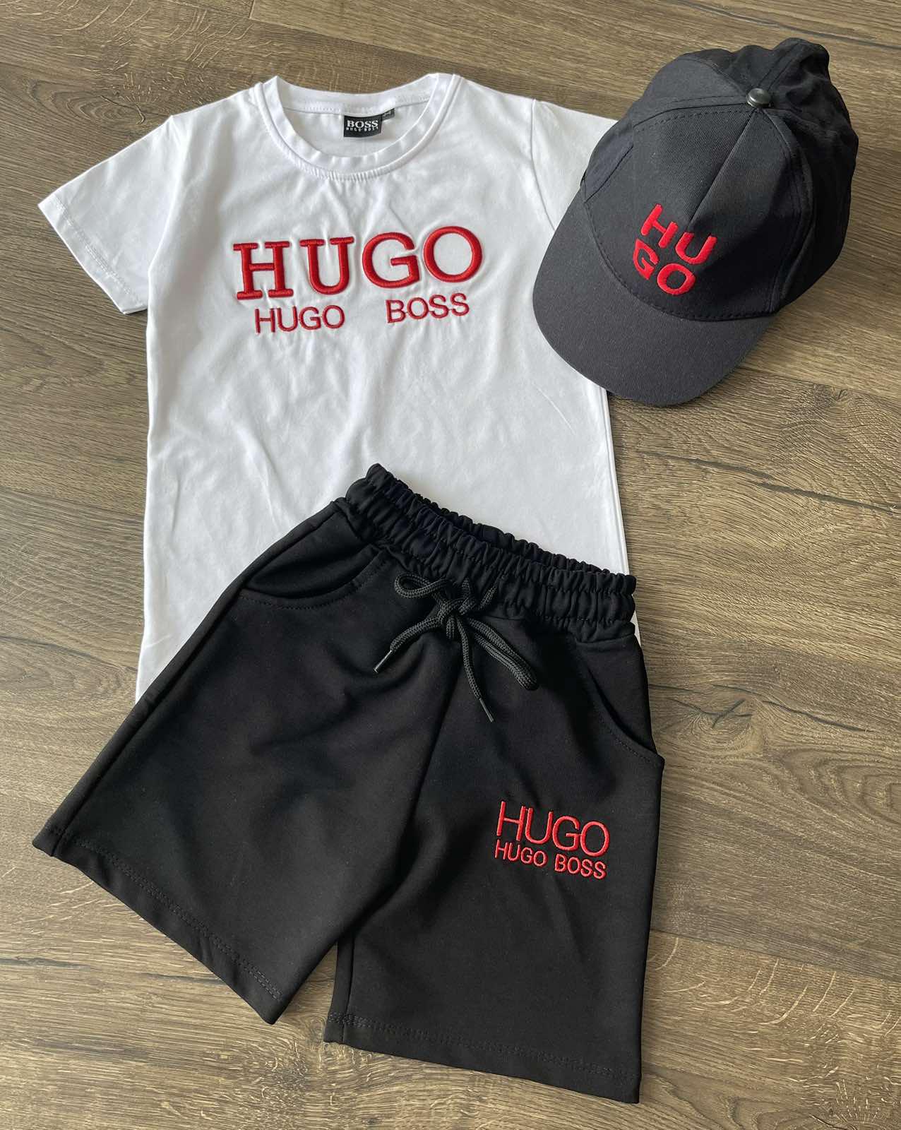 Костюм для мальчика HUGO BOSS футболка/шорты/кепка 122-128 см Бело-черный (27303989) - фото 7