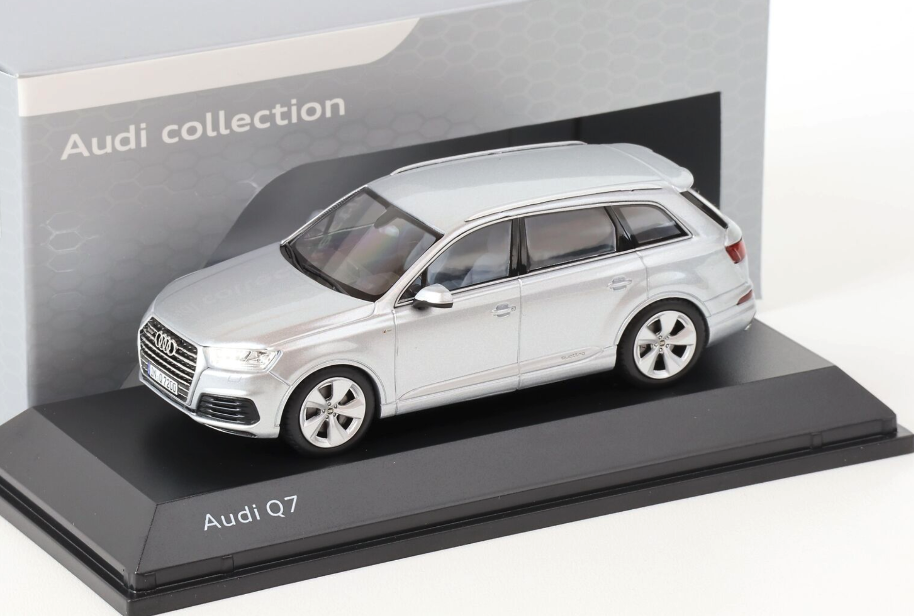 Модель автомобиля 1:43 Audi Q7 4M Floret Silver (5011407613)