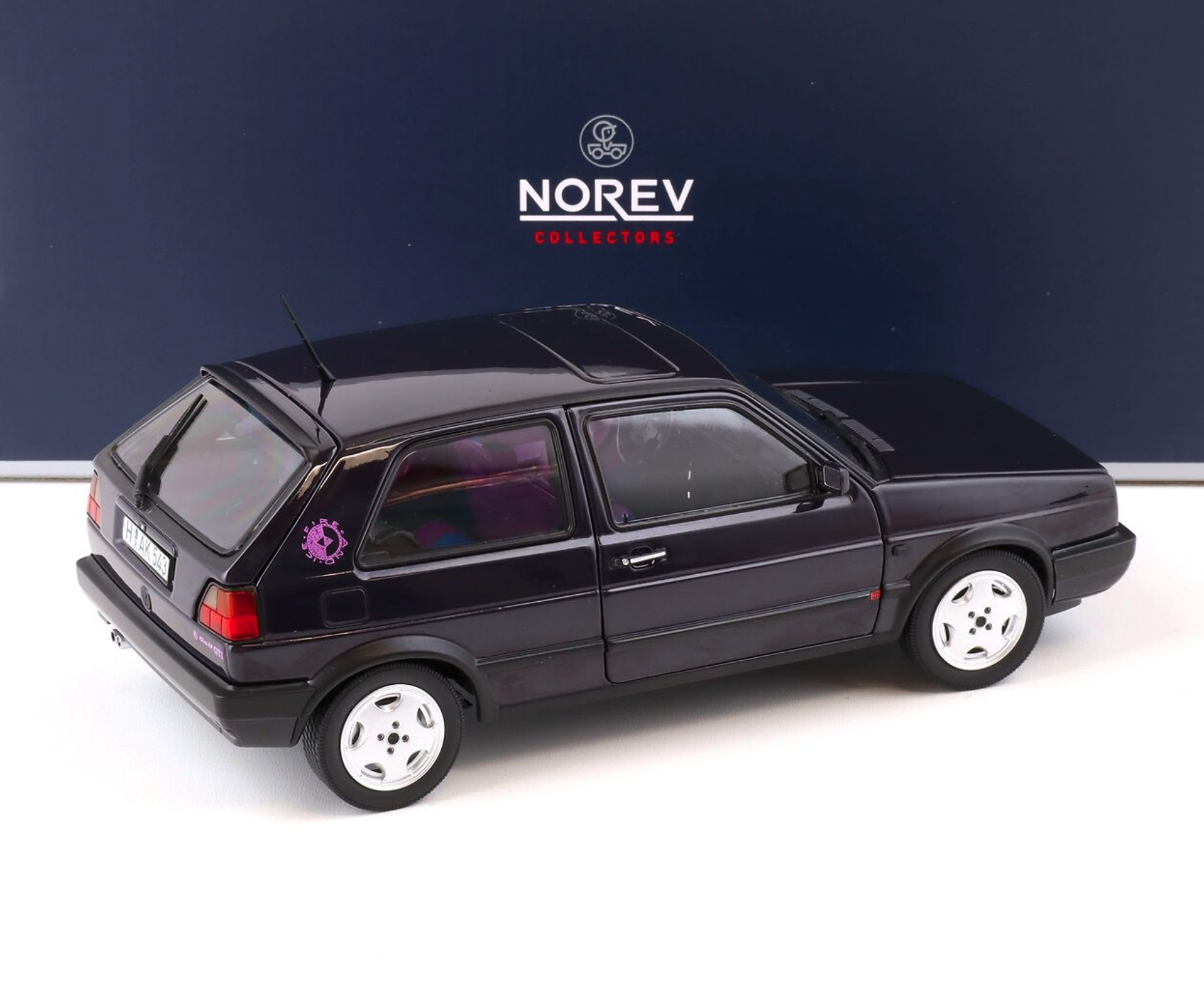 Модель автомобиля Norev 1:18 Volkswagen Golf 2 GTI Fire and Ice 1991 Violett Metallic (188558) - фото 3