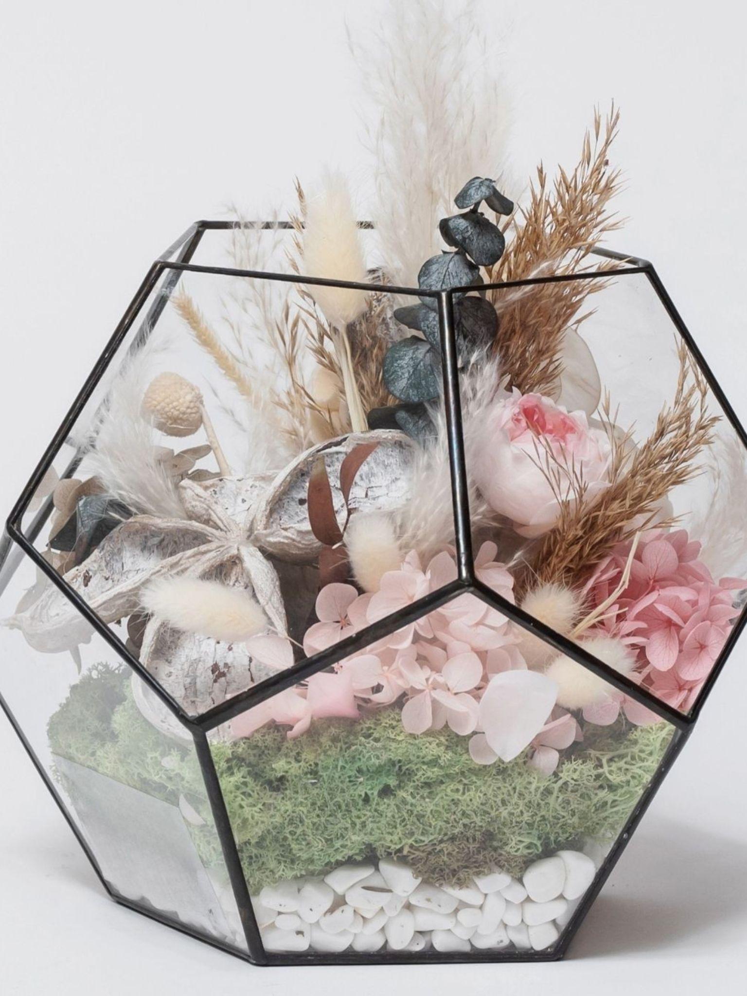 Траурный венок в стекле Ангел со стабилизированными цветами 20х20х20 см - фото 2