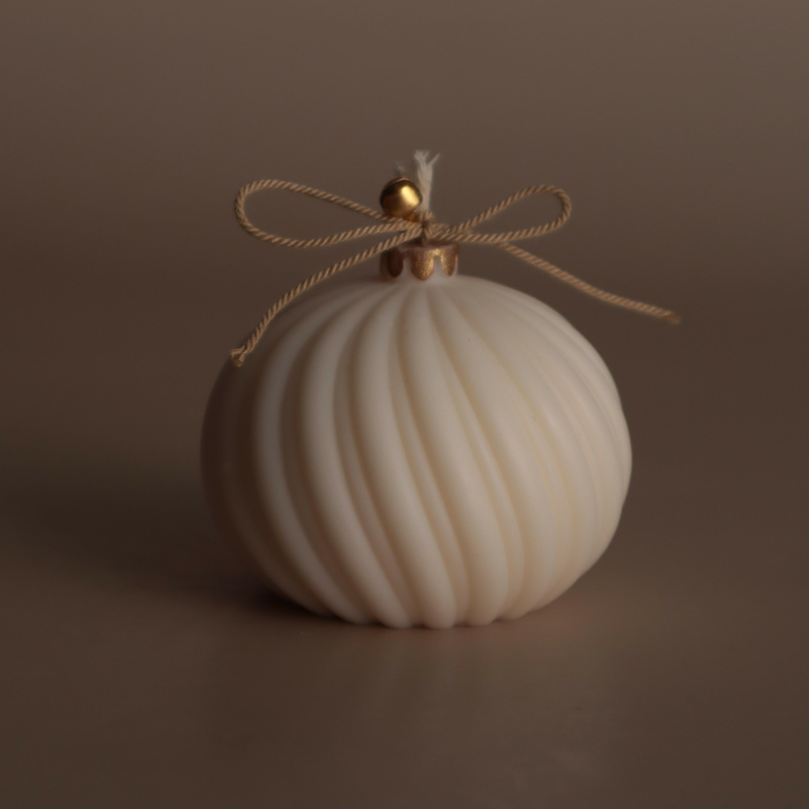 Свеча ароматическая Wax Harmony Новогодний шар волнистый Палочка корицы соевая Белый (1000311210)