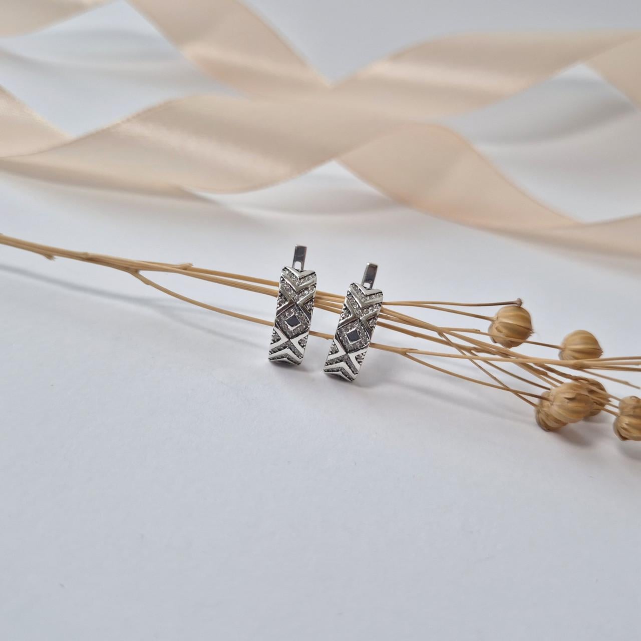 Серьги узор с белыми камнями чорнене серебро 925 пробы 4,00 г (5573ч)