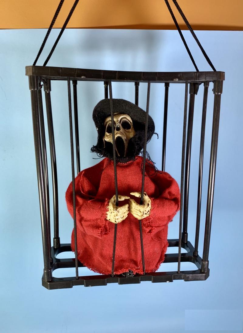 Подвесной декор на Хэллоуин Нежить в клетке со звуком 28 см Красный