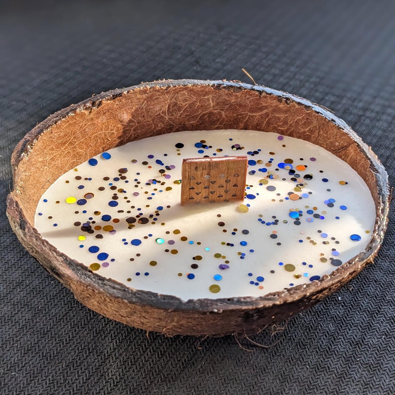 Свеча натуральная декорированная с блестками из кокосового воска в кокосовой скорлупе с трещащим фитилем (2526644071)