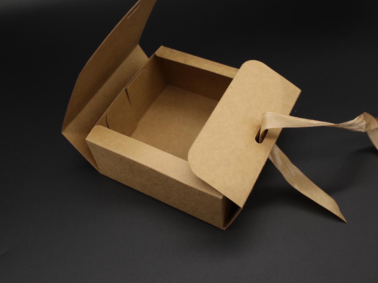 Коробка подарункова зі стрічкою збірна з відкидною кришкою 11,5х11,5х5 см Крафт (OA-24) - фото 2 Коробка подарункова зі стрічкою збірна з відкидною кришкою 11,5х11,5х5 см Крафт (OA-24) - фото 2