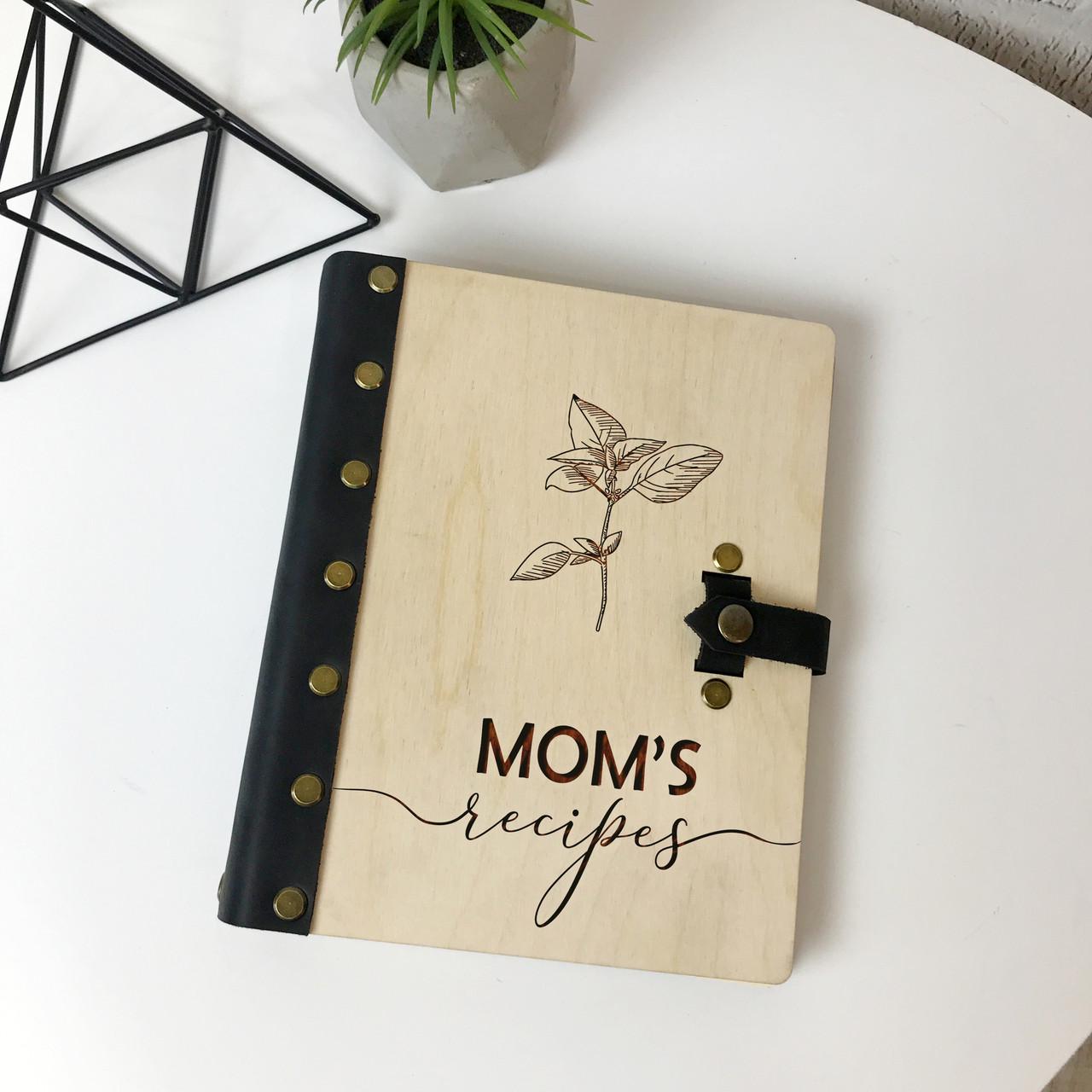 Книга для записи рецептов в деревянной обложке с кожаными вставками Книга для записи рецептов в деревянной обложке с кожаными вставками