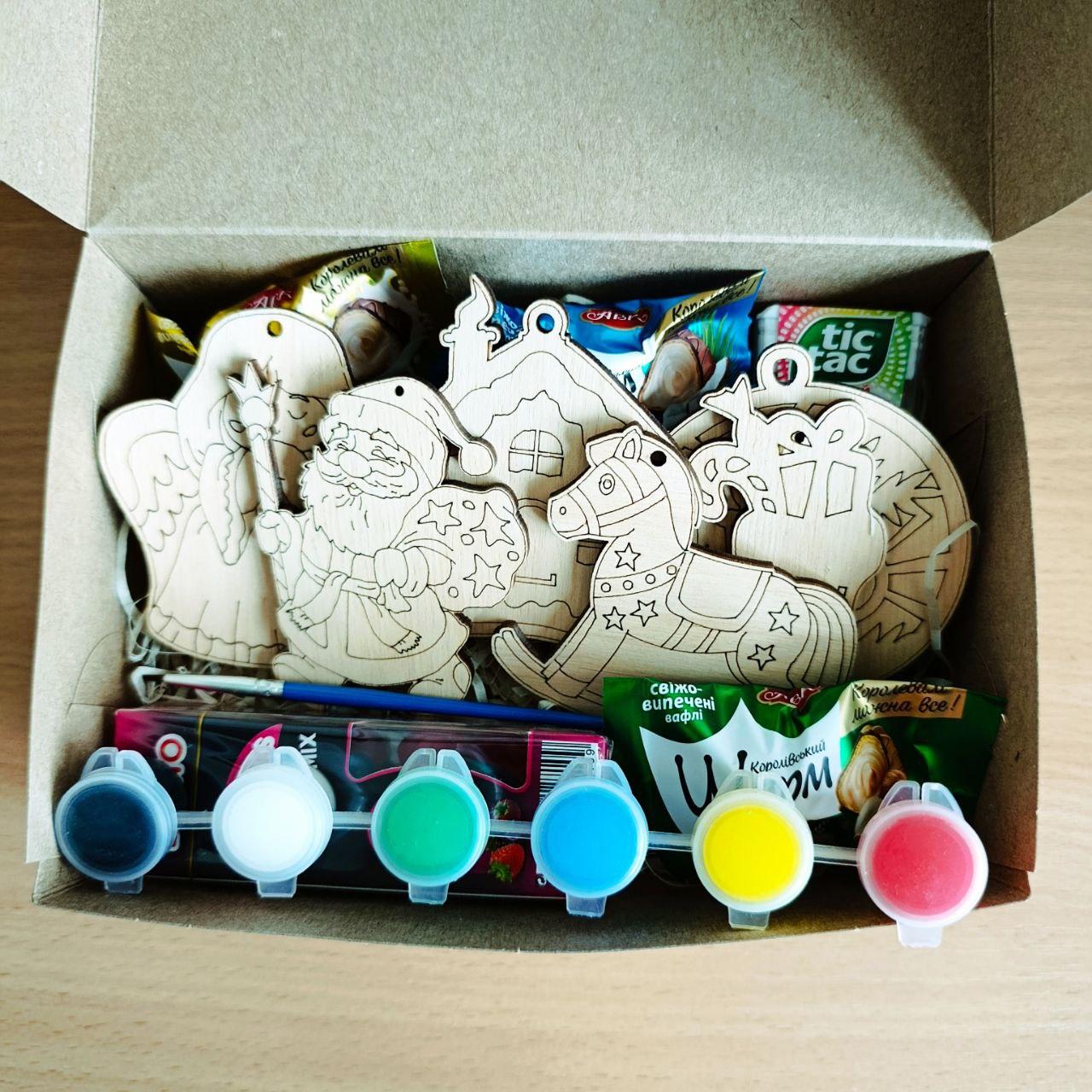 Бокс подарунковий з розвиваючими іграшками розмальовками для дитини на Новий рік/Різдво/День народження (ar321)