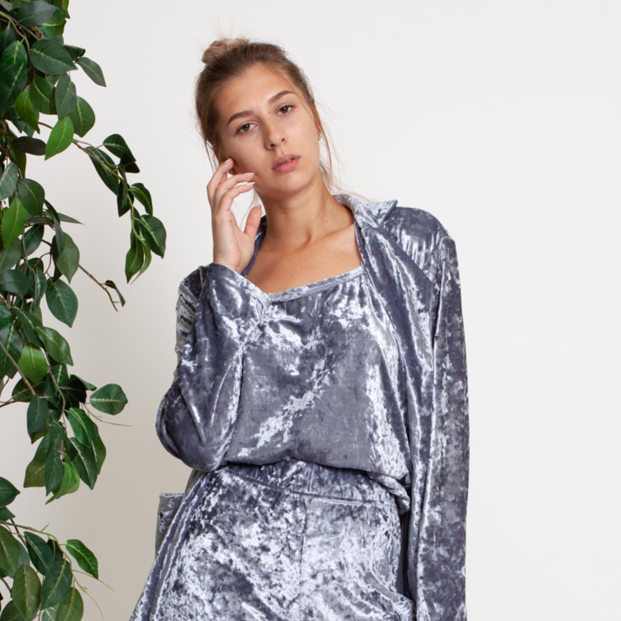 Майка женская Vivioji хлопковая велюровая на тонких бретелях L Серый (12553) Майка женская Vivioji хлопковая велюровая на тонких бретелях L Серый (12553)