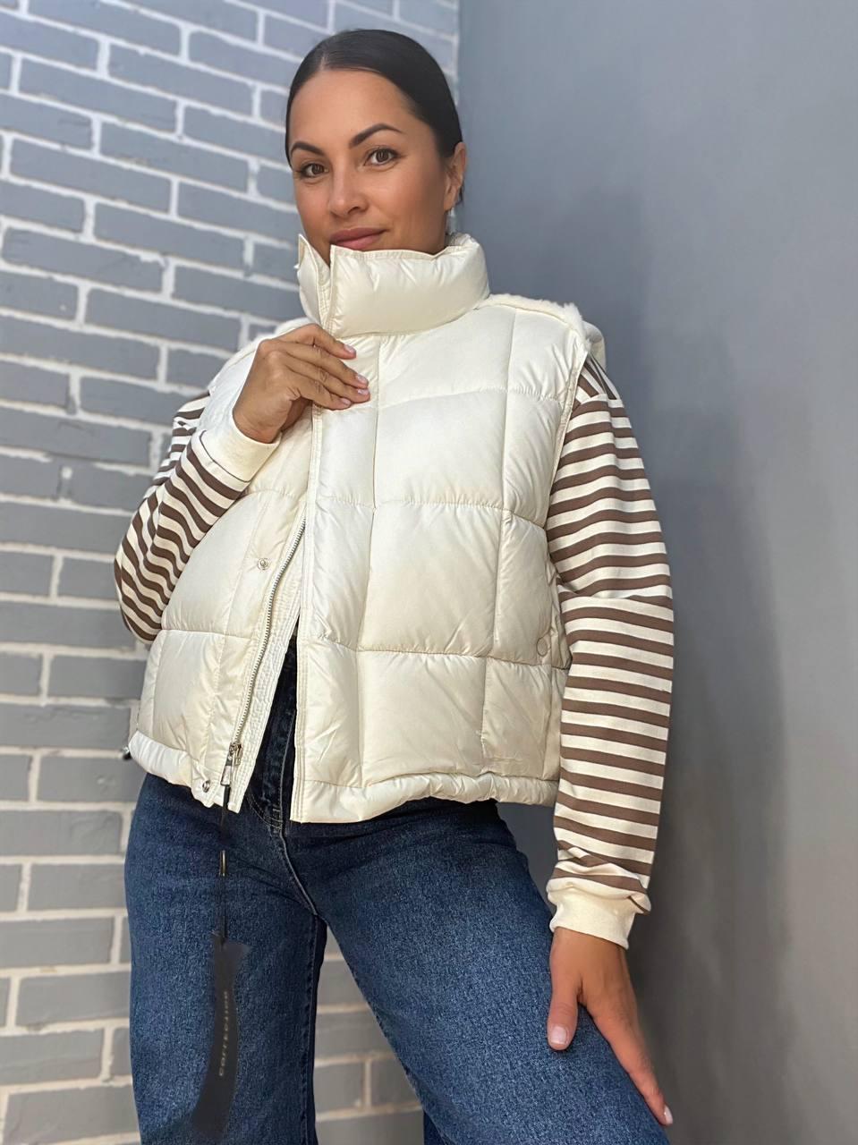 Жилетка жіноча Lady Yep 9039 стьобана коротка вставка з екошкіри на спині р. 42 Молочний (2643) - фото 3