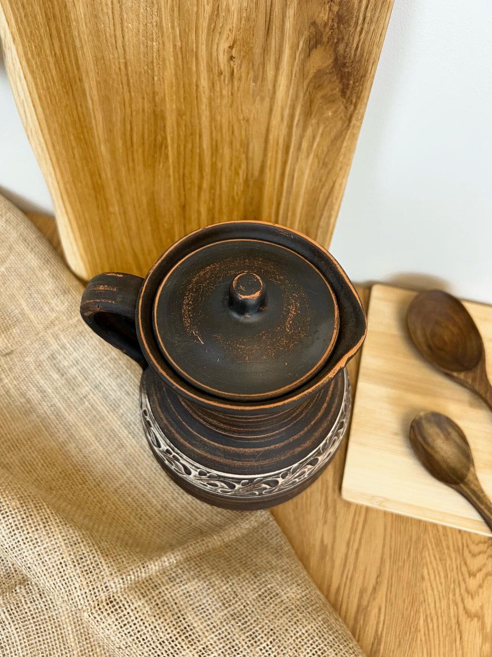 Кувшин керамический глиняный резной с ручкой ангоб 2,5 л (3001-39) - фото 2 Кувшин керамический глиняный резной с ручкой ангоб 2,5 л (3001-39) - фото 2