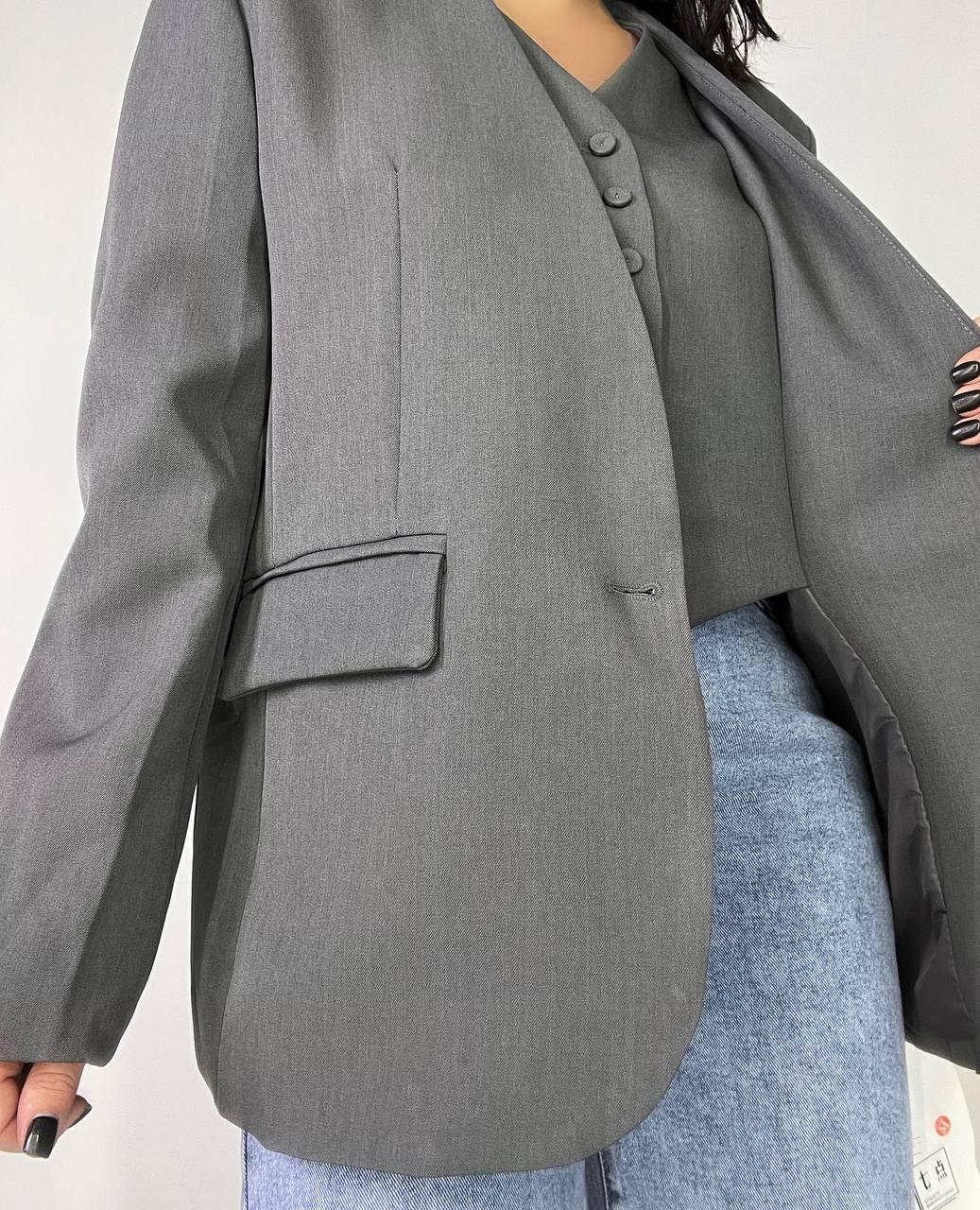 Пиджак женский Qidian 9329 двойка имитация жилетки свободный широкий крой OS Серый (3769) - фото 3 Пиджак женский Qidian 9329 двойка имитация жилетки свободный широкий крой OS Серый (3769) - фото 3