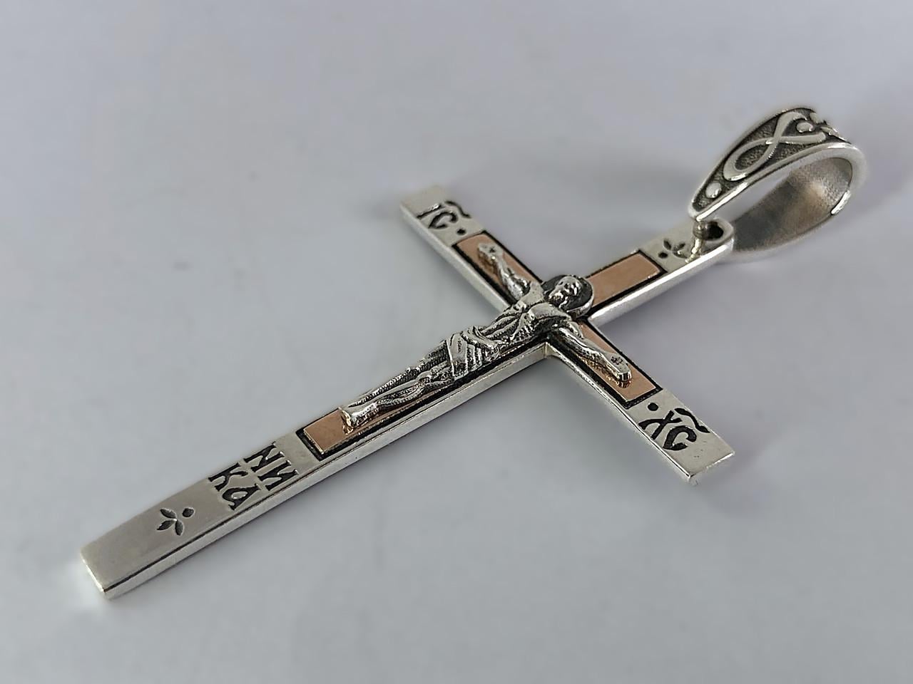 Крестик серебряный прямой с изображением Иисуса Христа с золотыми вставками (КДУ-78/1)