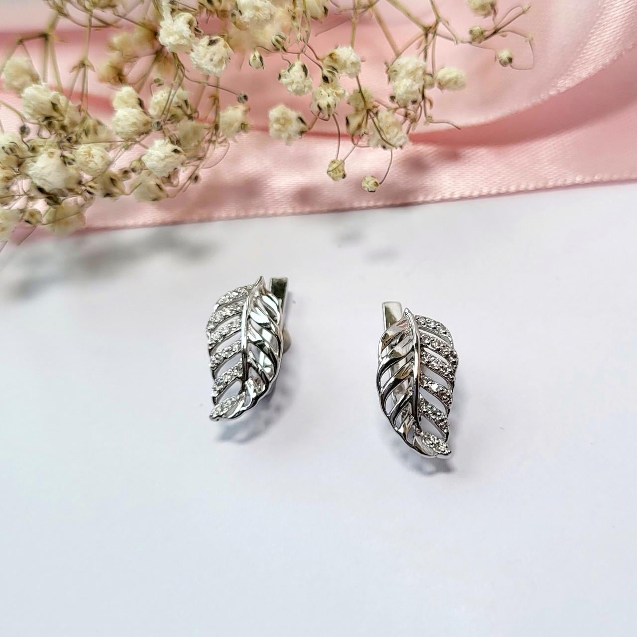Серьги листик в белых камнях серебро 925 пробы родированное 3,00 г (55094р)
