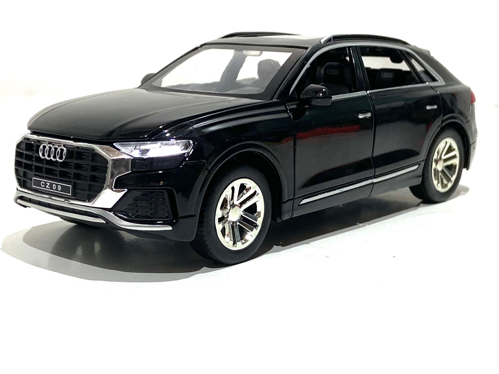 Машинка металева TK Union Group Audi Q8 1:24 світло звук відчиняються двері Чорний (GT-5250)