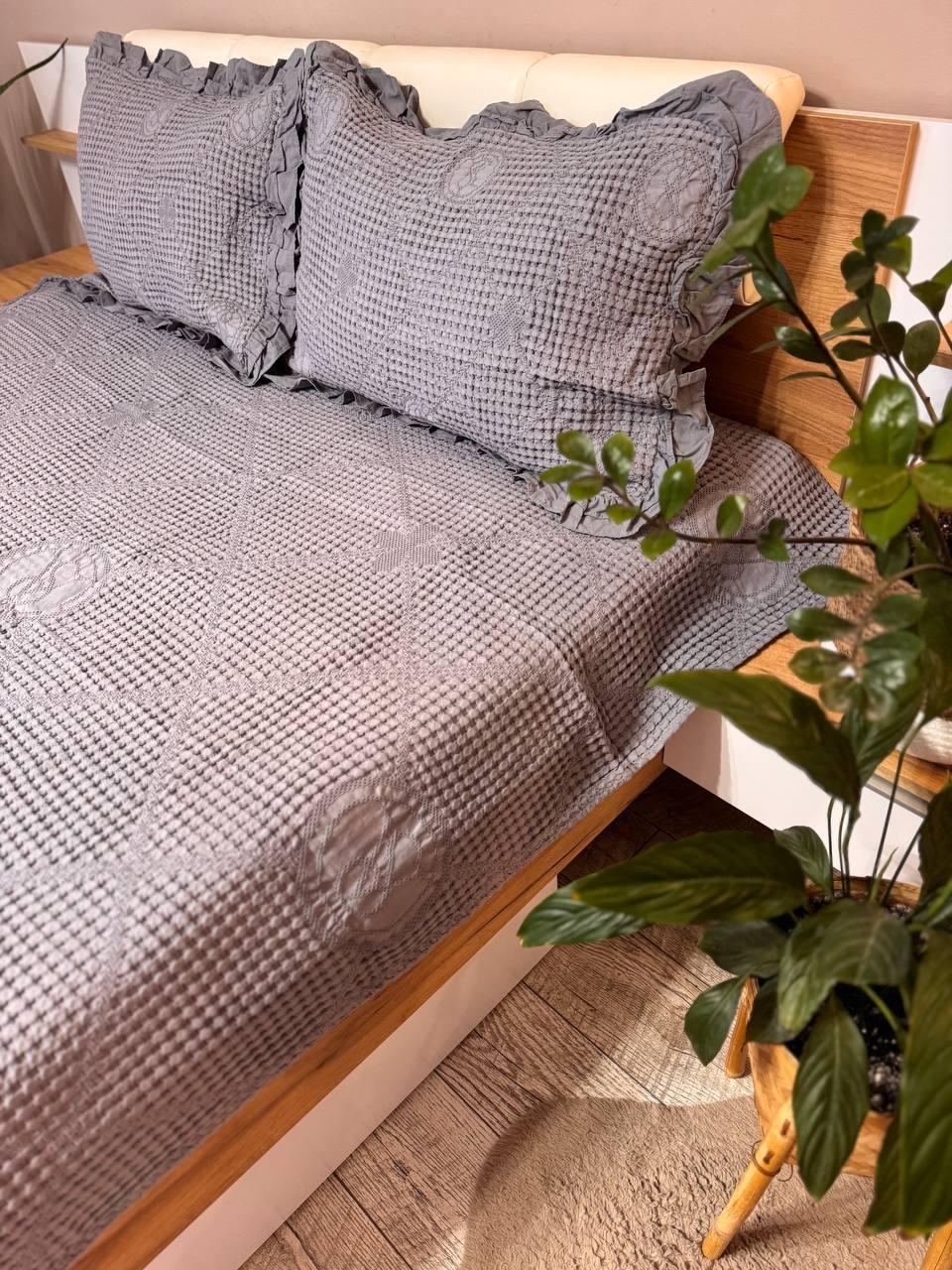 Комплект вафельный евро покрывало-простынь 200х230 см/наволочки с рюшами 2 шт. 50х70 см Графитовый (П4К-al-n-vaf-004) - фото 4 Комплект вафельный евро покрывало-простынь 200х230 см/наволочки с рюшами 2 шт. 50х70 см Графитовый (П4К-al-n-vaf-004) - фото 4