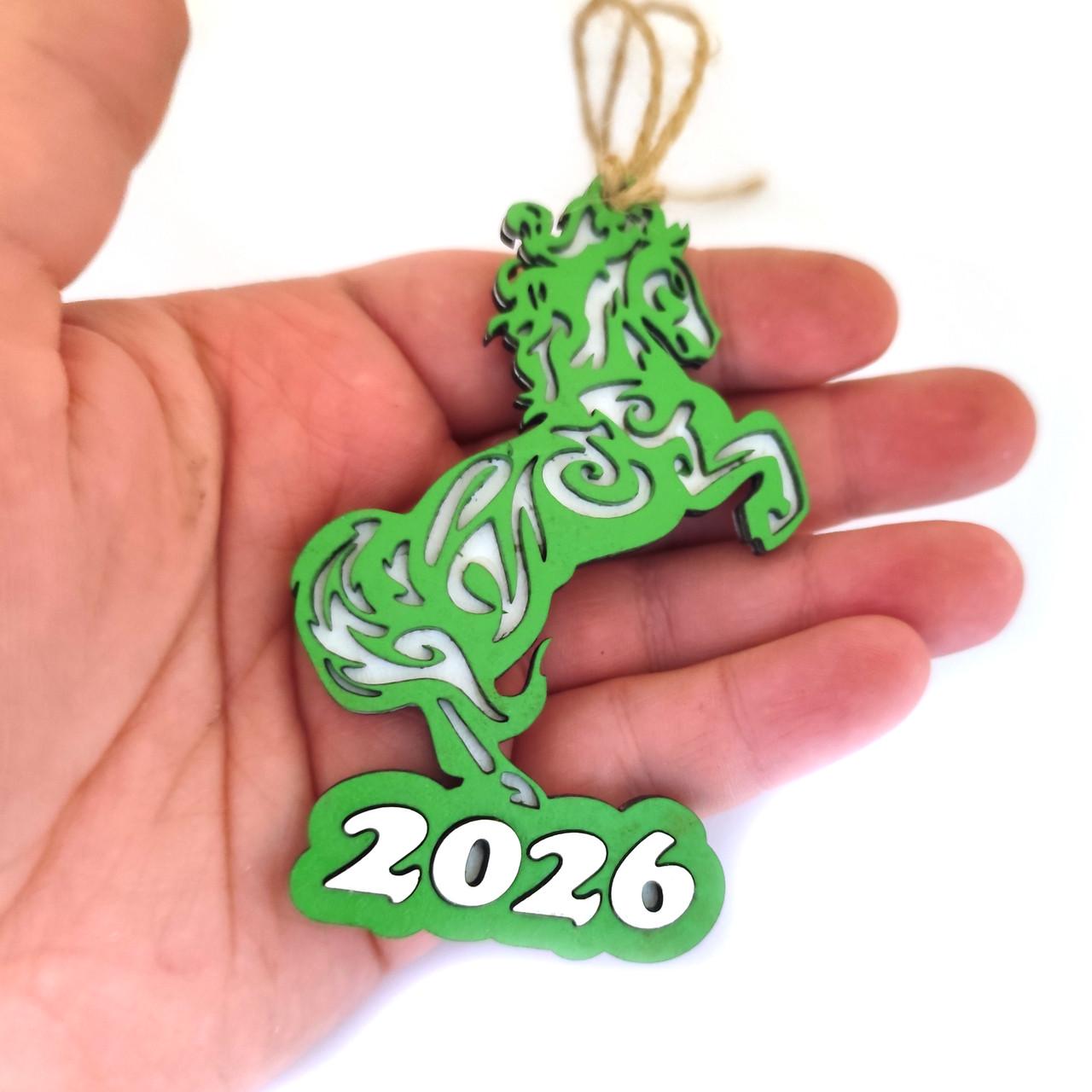Игрушка новогодняя Год Лошади 2026 с магнитом ХДФ 10х6,5 см Зеленый (2787659067) - фото 2 Игрушка новогодняя Год Лошади 2026 с магнитом ХДФ 10х6,5 см Зеленый (2787659067) - фото 2