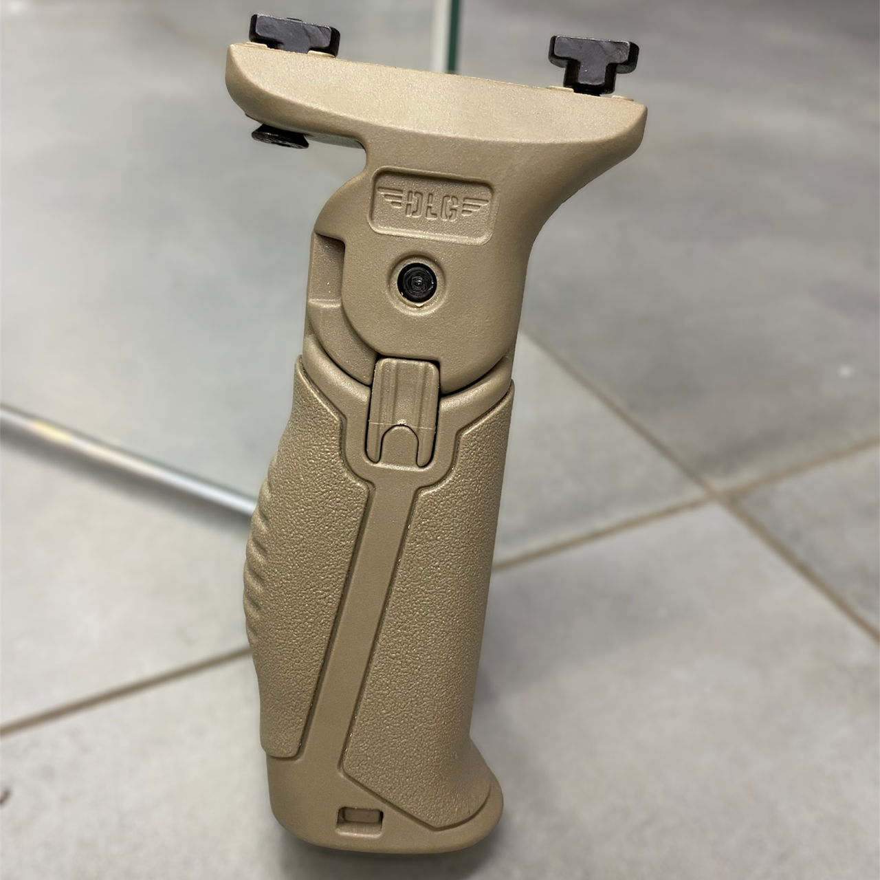 Рукоятка переноски огня передняя DLG TACTICAL DLG-047 складная установка на M-LOK Койот (1715216100) Рукоятка переноски огня передняя DLG TACTICAL DLG-047 складная установка на M-LOK Койот (1715216100)