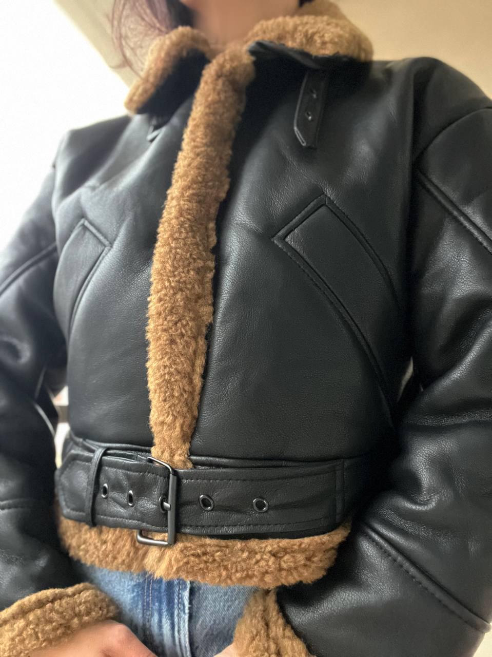 Дубленка женская Aftf Basic 2437 короткая авиатор на молнии с коричневым мехом экокожа M Черный (3127) - фото 4