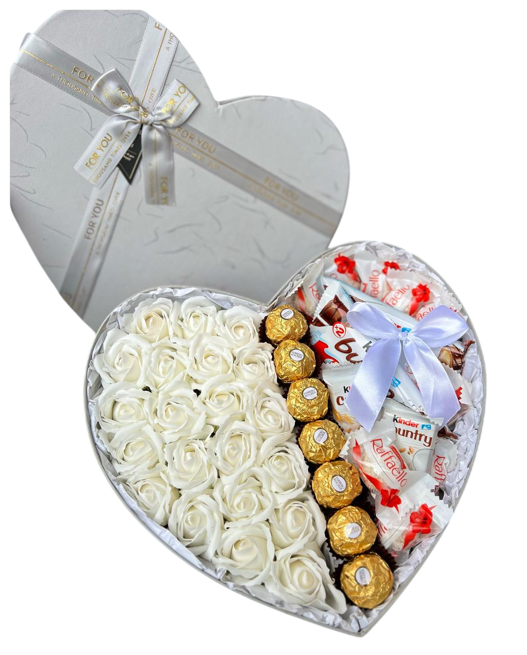 Подарунковий бокс дружині сердцем з солодощами та трояндами з мила квіти 23 шт. Білий (2032313951)