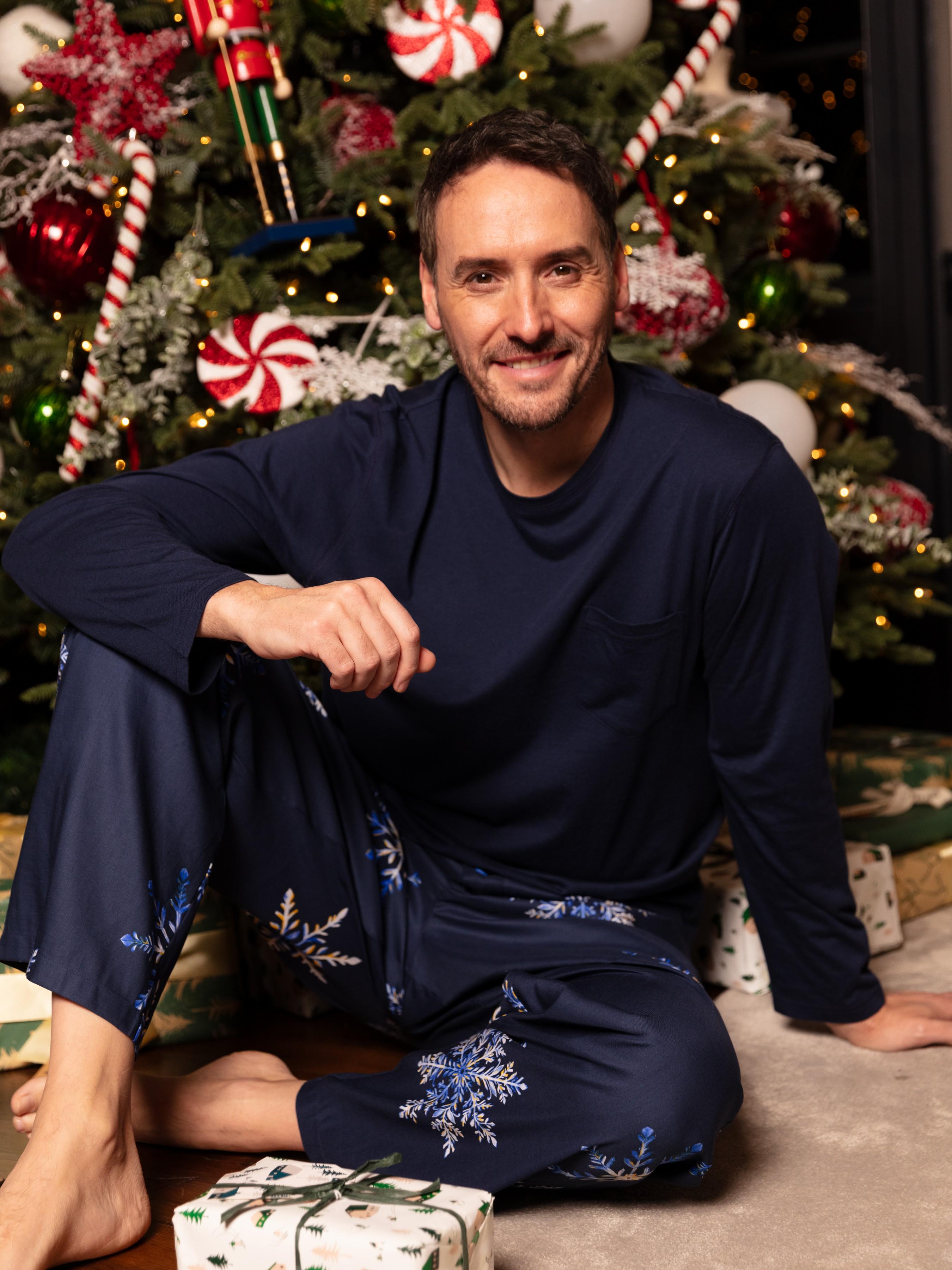 Пижама мужская CYBERJAMMIES Frosty 3148-3146 L с принтом снежинок Синий (5051877618633) Пижама мужская CYBERJAMMIES Frosty 3148-3146 L с принтом снежинок Синий (5051877618633)