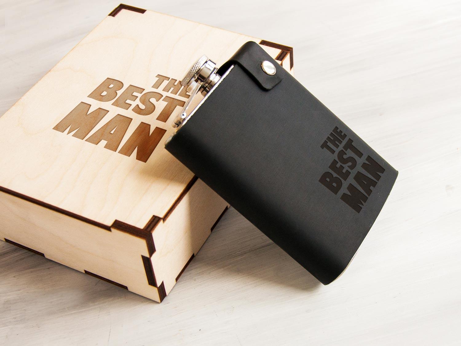 Фляга WoodPresentStudio с гравировкой The Best Man черная кожа в деревянной коробке 240 мл