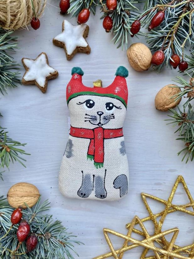 Сувенир Котик в шапке и шарфике с ароматом ванили текстильный ручной работы